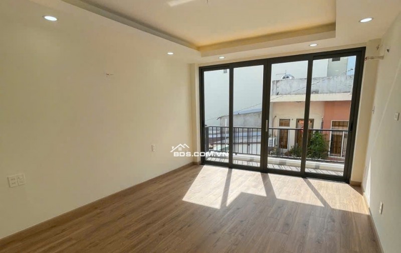 Tân Kỳ Tân Quý xe hơi đậu cửa chỉ cách AEONMall Tân Phú chỉ vài phút.